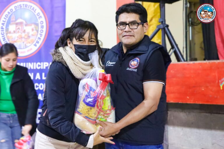 Entrega de canastas navideñas a personas discapacitadas del distrito de Oropesa